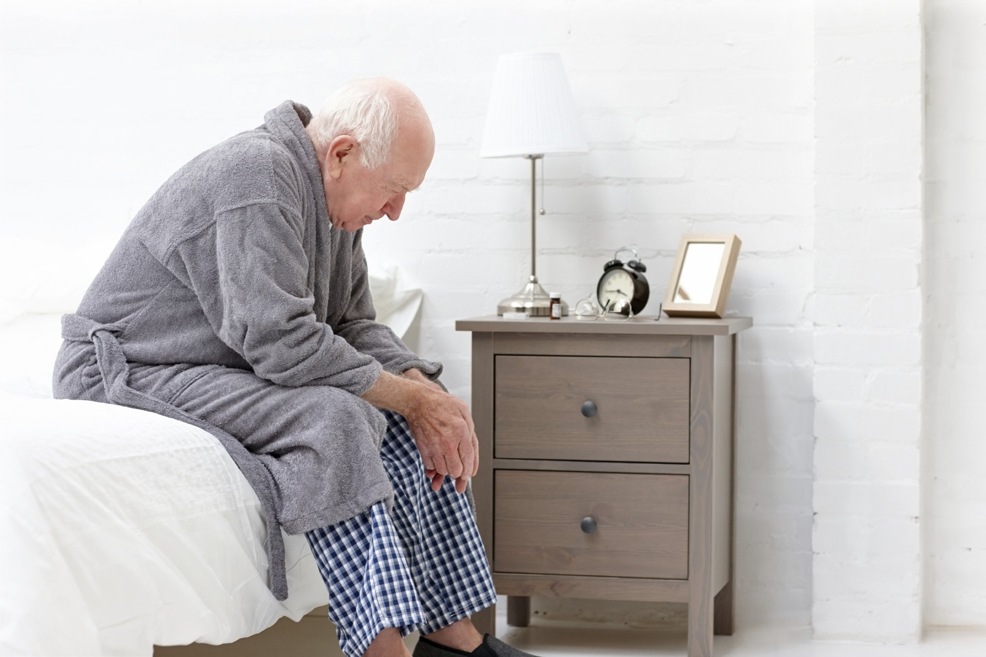 Пожилые люди грустные