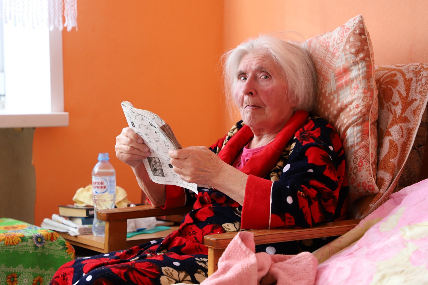 Бабушки устают. Бабушка в пансионате. Пожилые люди. Пенсионеры дома. Пенсионеры в доме престарелых.