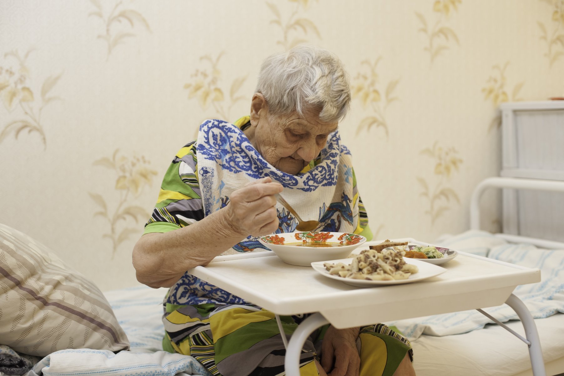 Социальное обслуживание в стационаре. Пища для пожилых людей. Бабушка за столом. Питание в доме престарелых. Столик для пожилых людей.